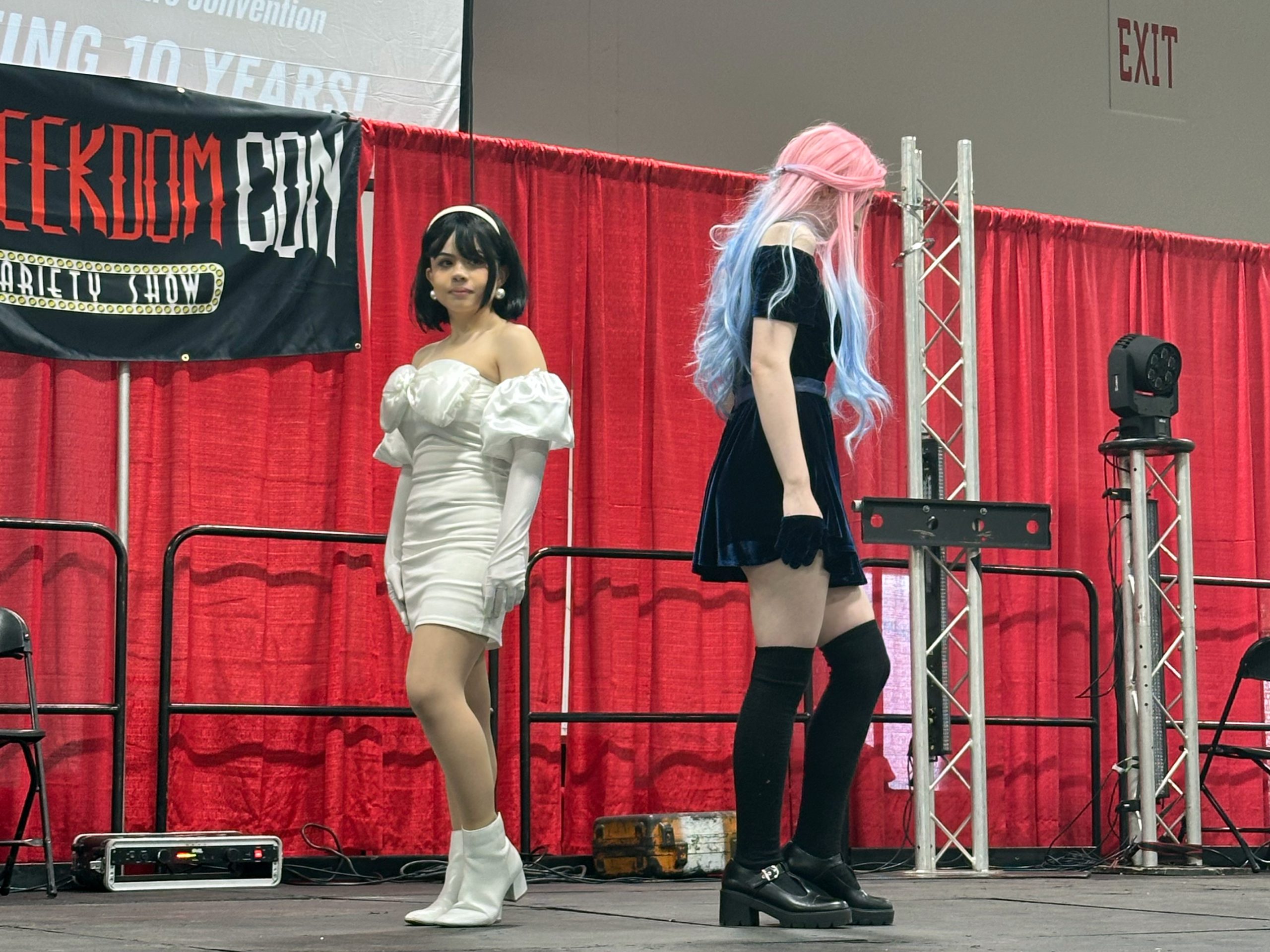 Mizi and Sua Cosplay from Alien Stage